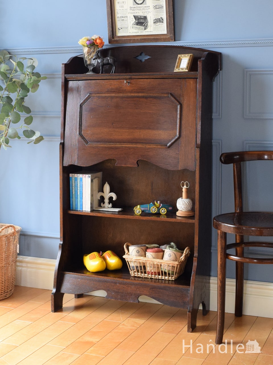 フランスらしい彫りが美しい、鍵付きアンティークビューロー（デスク