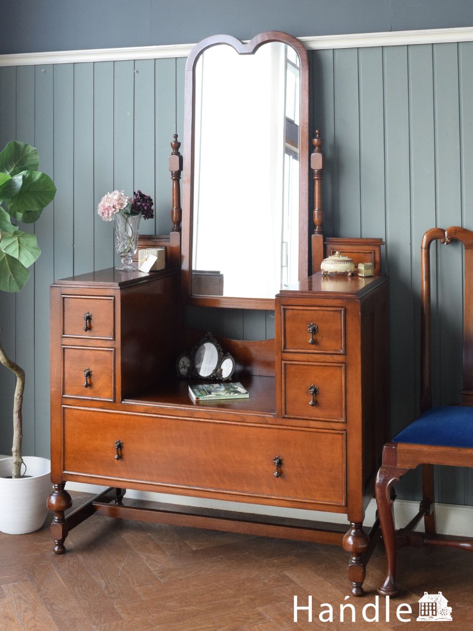 英国のアンティークドレッサー、オーバルの形の鏡、見鏡が美しい