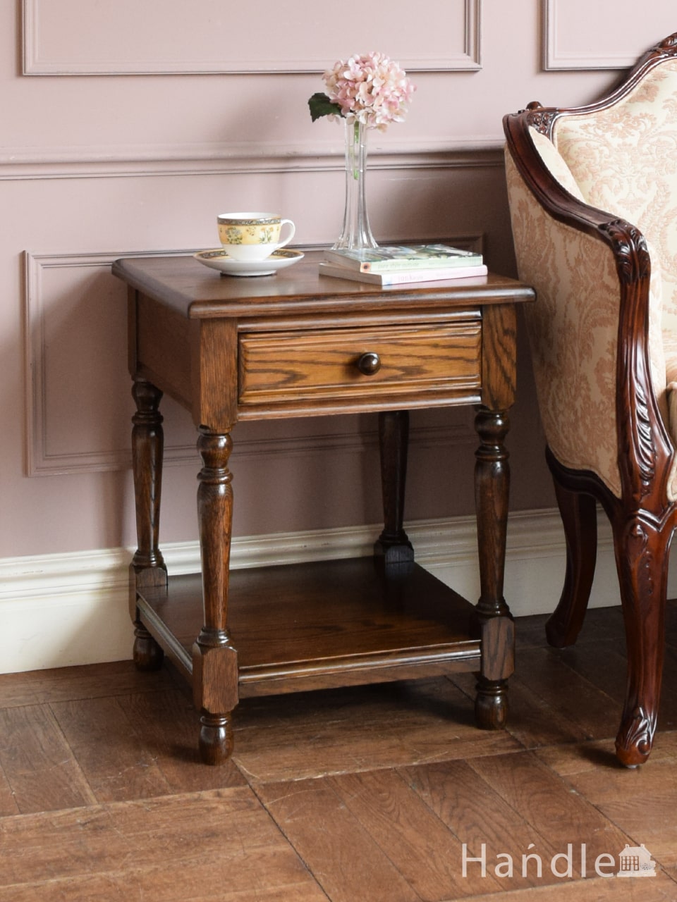 イギリスから届いた引き出し付きのローテーブル、アンティークのソファ