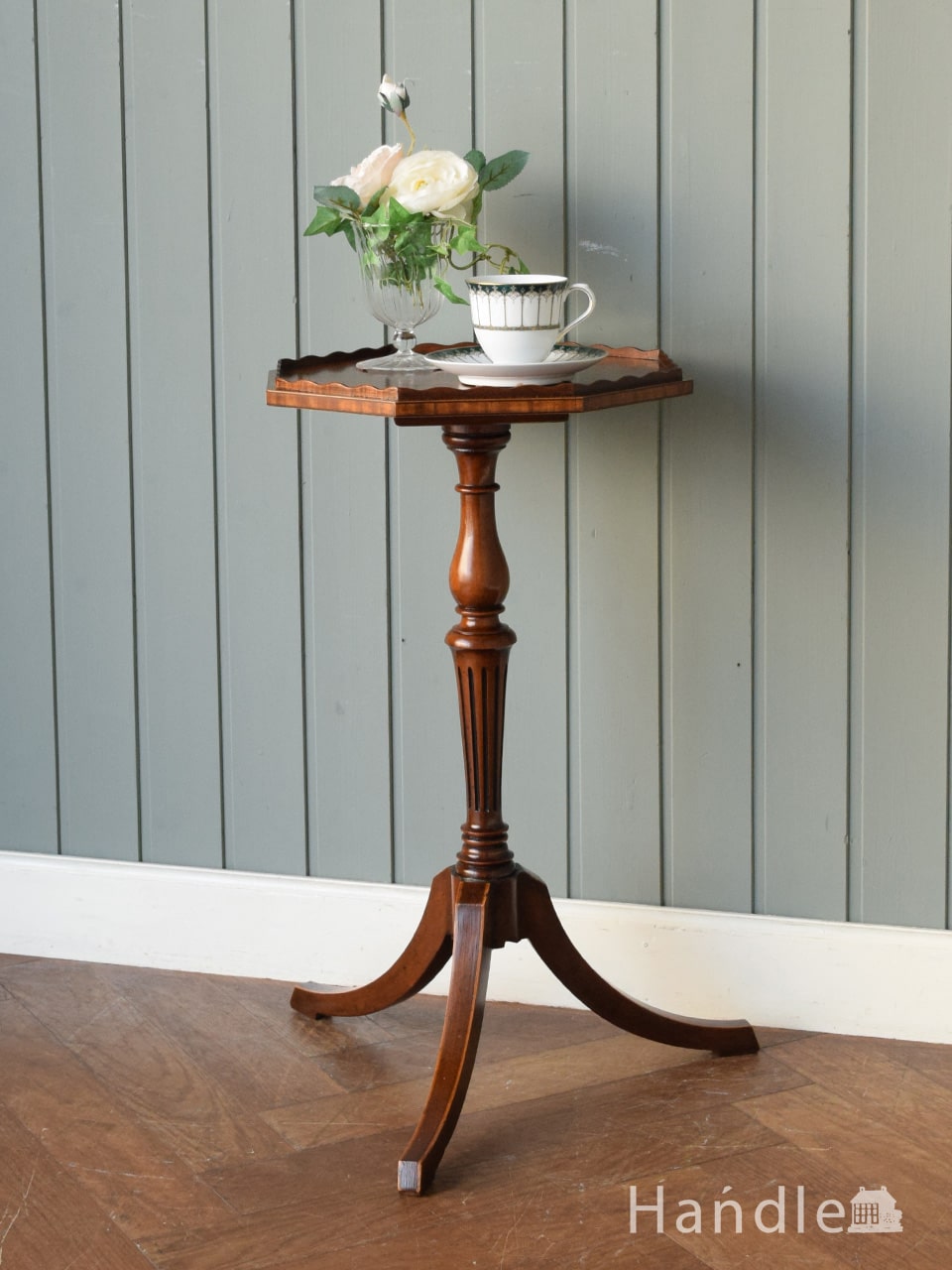 定番のアンティーク家具を買うならコレ！八角形の天板がおしゃれな