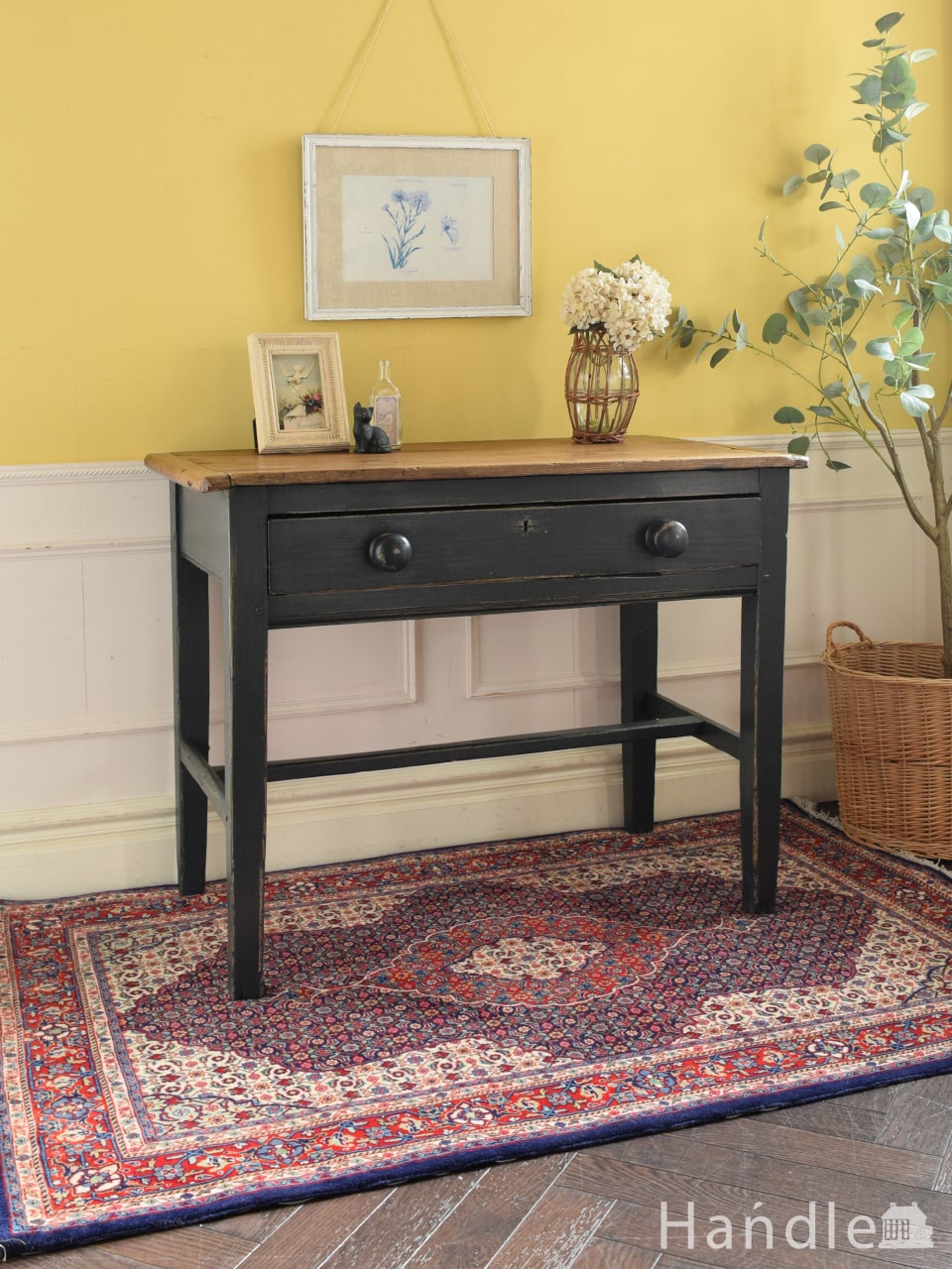 ヴィンテージの北欧インテリア、半月型のコンソールテーブル（サイド