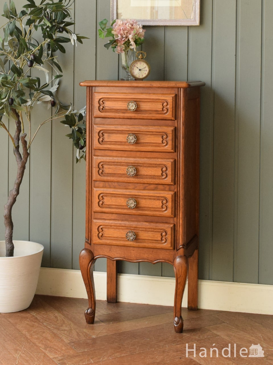 フランスアンティークの小ぶりなサイドチェスト、優雅な猫足のナイト