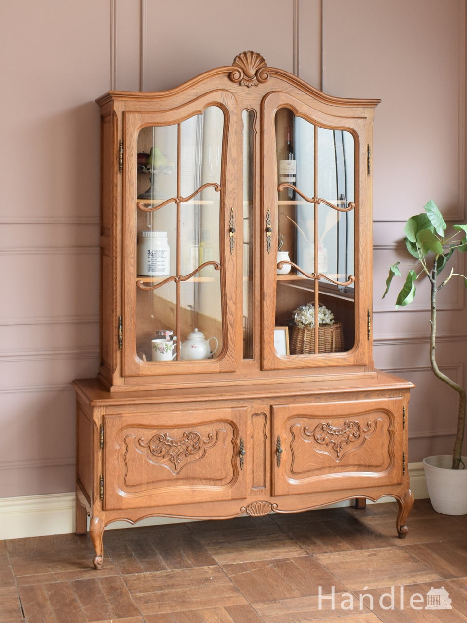 ハートの形の彫りが入ったアンティーク家具、華やかな雰囲気が漂う