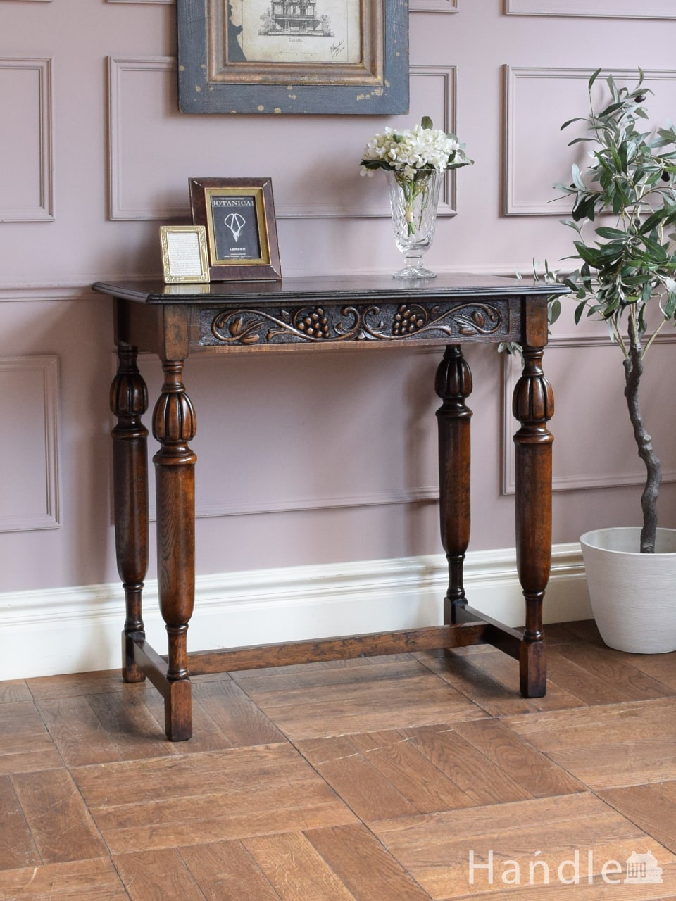 ヴィンテージの北欧インテリア、半月型のコンソールテーブル（サイド