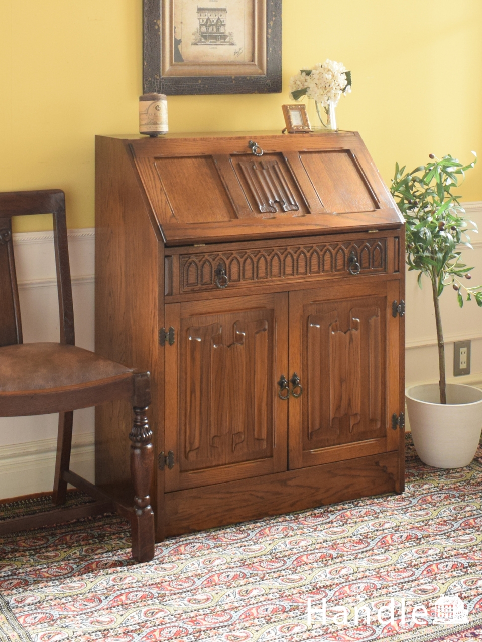 リネンフォールドが美しいライティングビューロー、イギリスから届いた