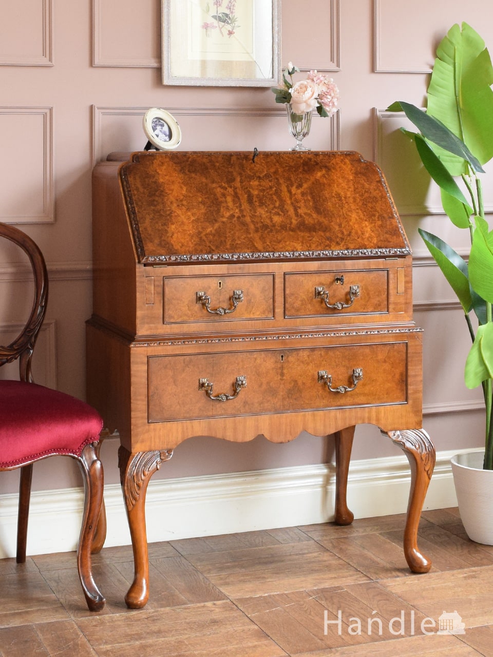 フランスらしい彫りが美しい、鍵付きアンティークビューロー（デスク