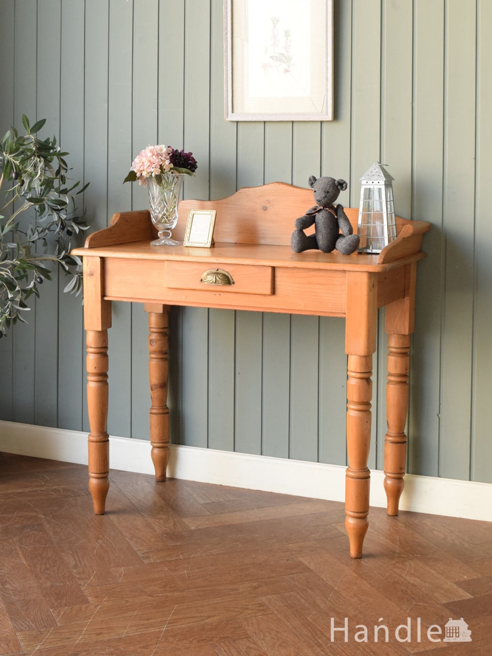 英国から届いたおしゃれなアンティーク飾り台、ハーフムーン型の美しい