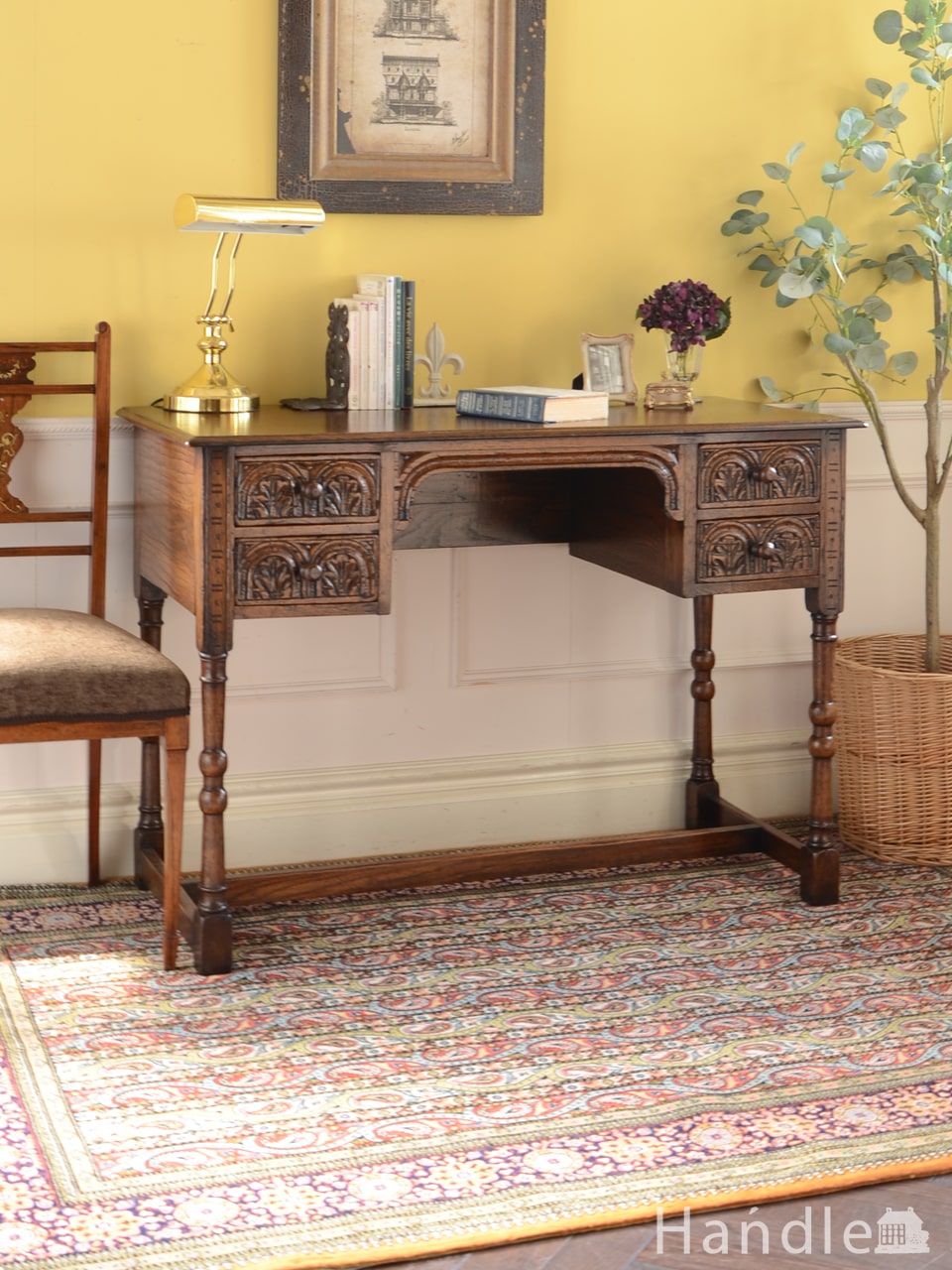 イギリスから届いたおしゃれなアンティークデスク、アカンサス模様の彫
