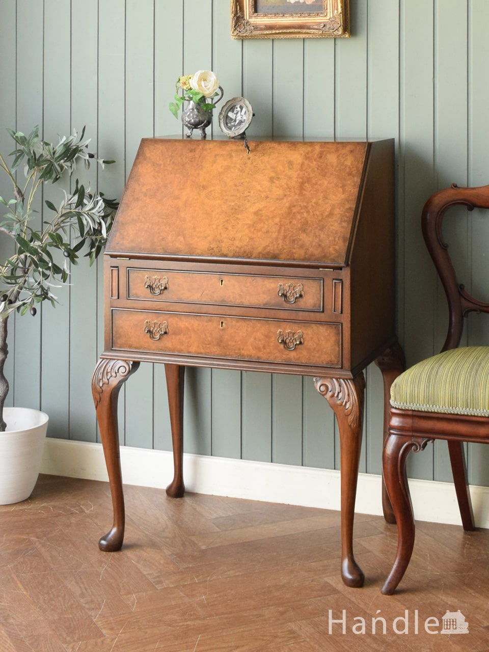フランスのおしゃれなアンティーク収納付きデスク、美しい猫足の