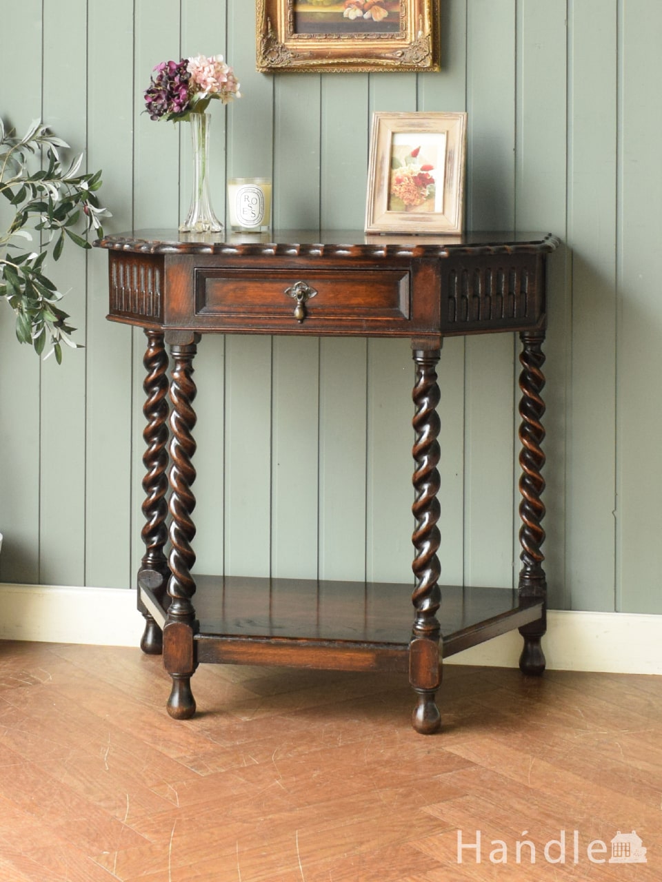 ツイスト足が美しい台形のオシャレなテーブル、英国アンティークの