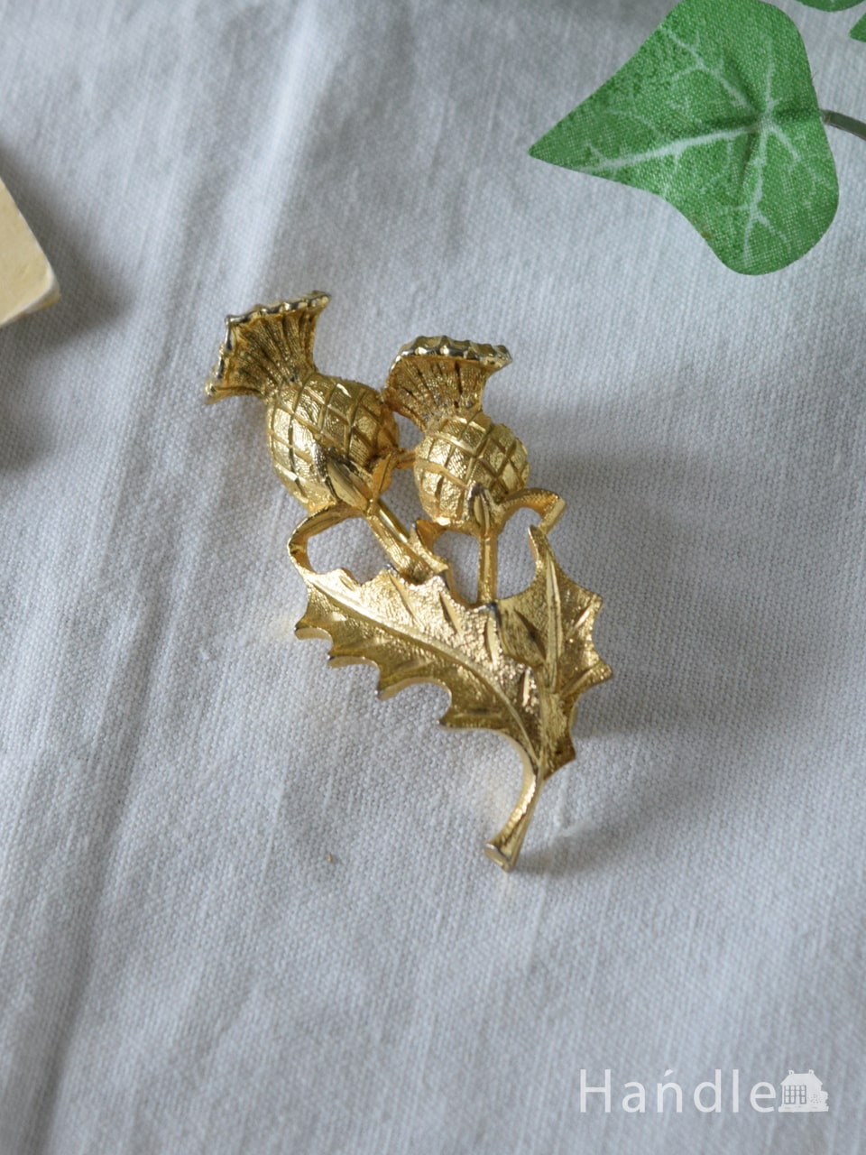 英国で愛されるあざみのモチーフのアクセサリー、アンティークの