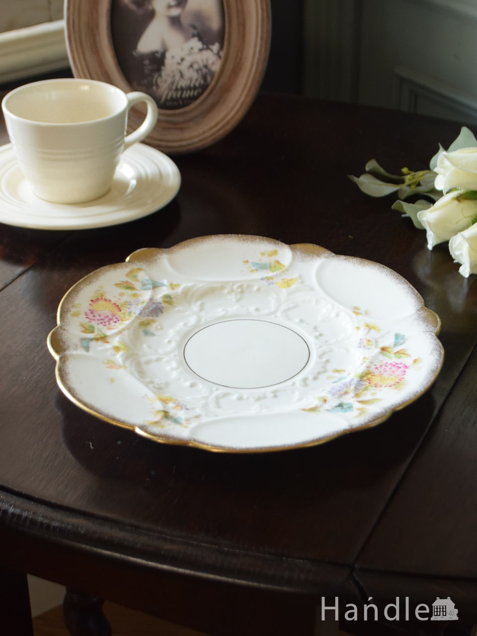 イギリスのアンティーク食器、優雅なフォルムと繊細なお花柄が美しい