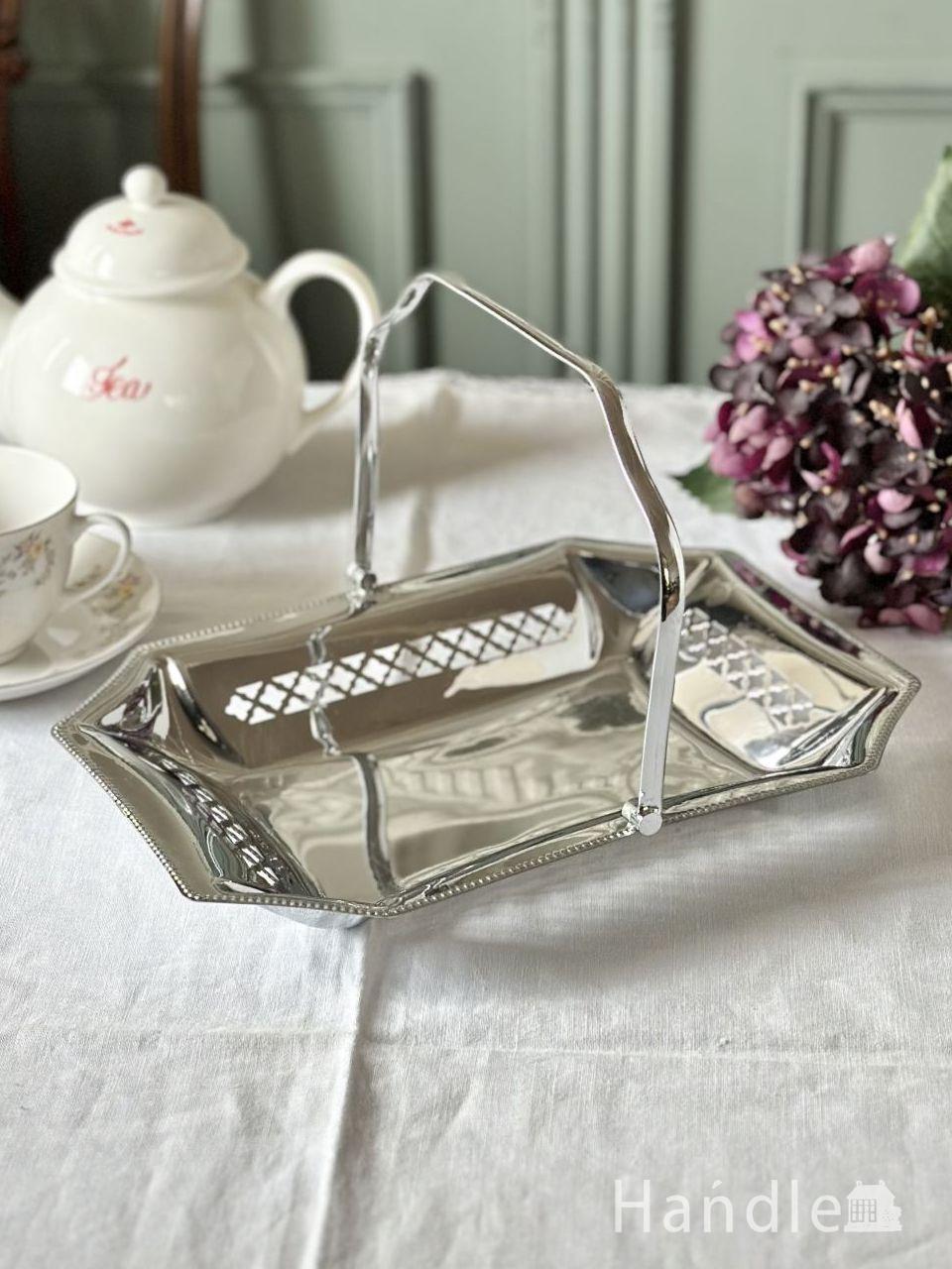 フランスで見つけたラタンのバスケット、アイアンの足が付いた