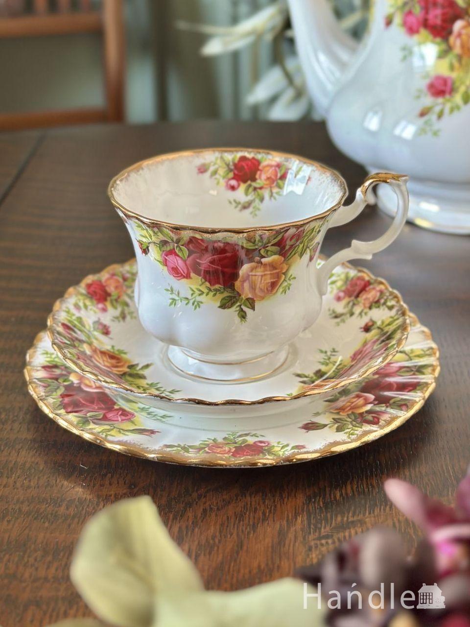 ロイヤルアルバート社のアンティークカップ＆ソーサートリオ（オールド