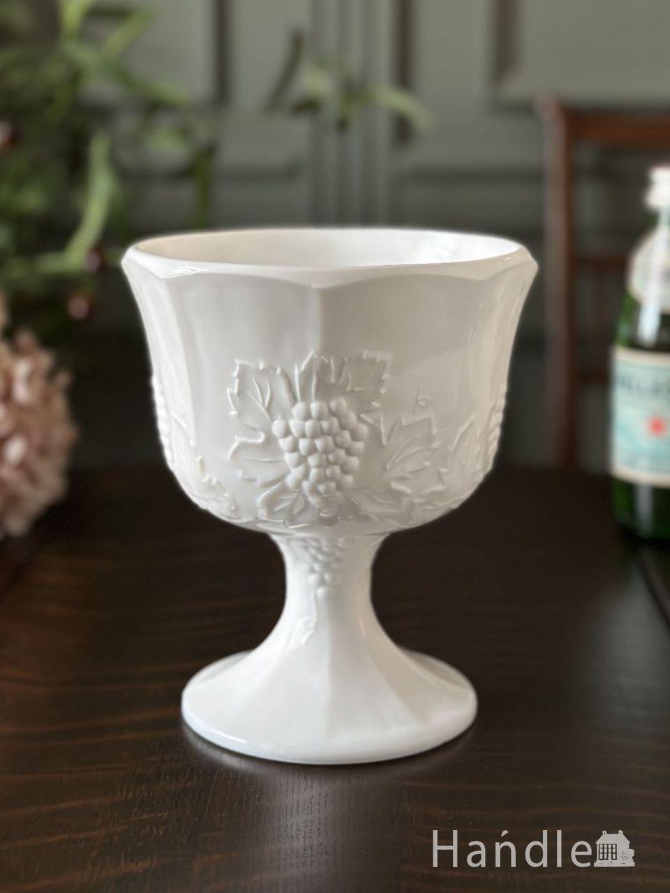 エレガントなデザインのミルクガラス、アンティークのフラワーベース