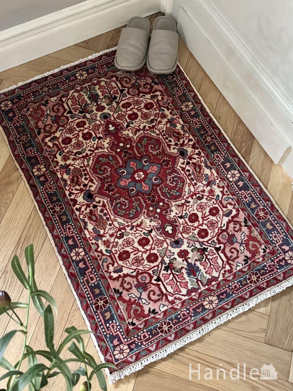 使いやすいサイズのビンテージラグ、個性的なお花の模様がおしゃれな