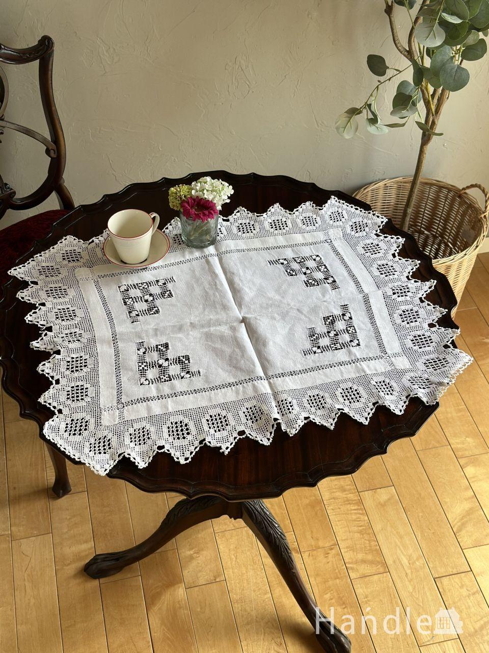 フランスから届いたアンティーク雑貨、ドロンワークレースのテーブル