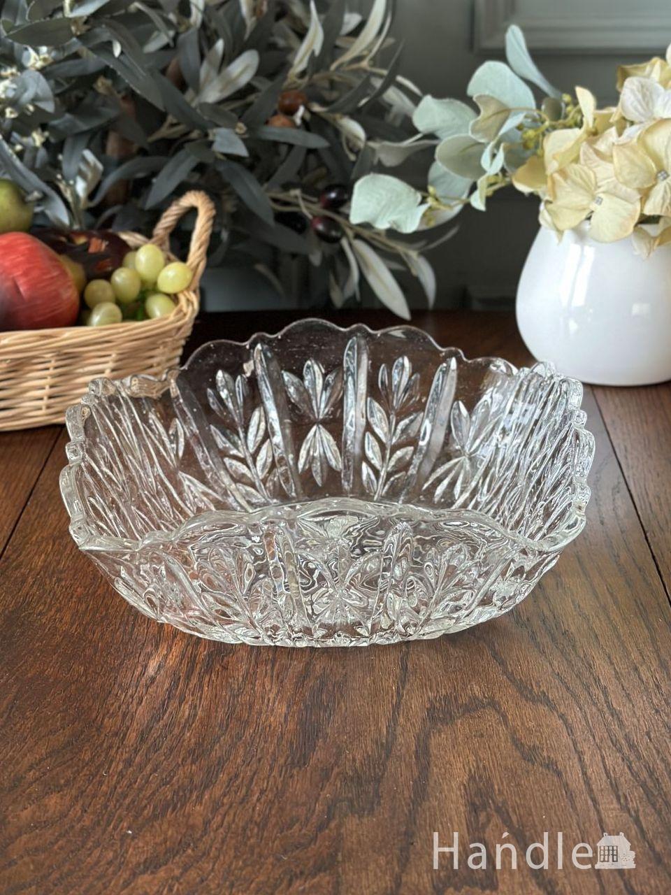 英国アンティークのガラス食器、リーフ模様が輝くスクエア型の