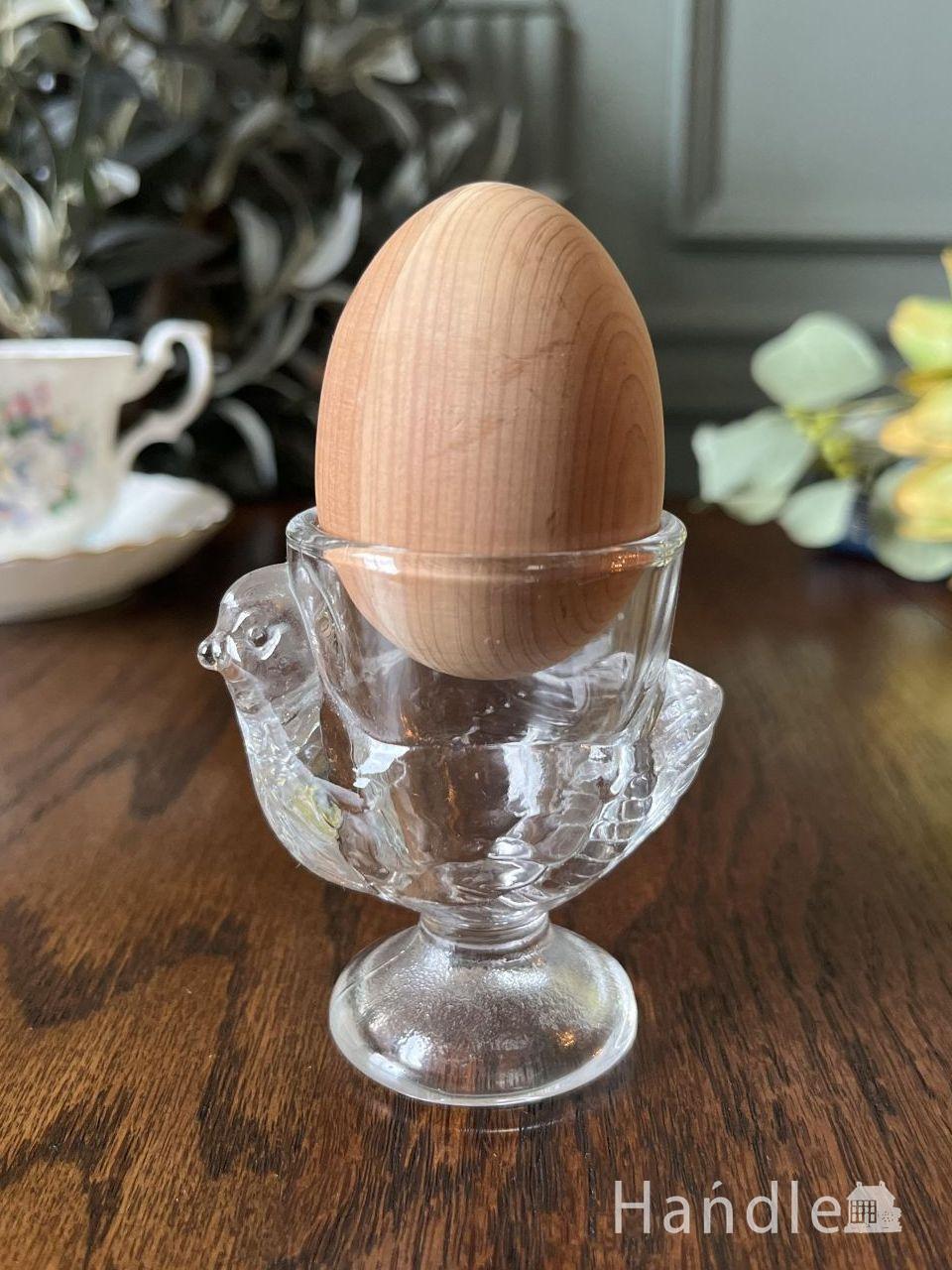 ニワトリの上に卵を乗せる可愛いエッグスタンド（アンティークプレス