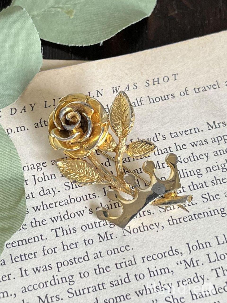 ヴィンテージのおしゃれなブローチ、王冠と薔薇のモチーフのブローチ(m