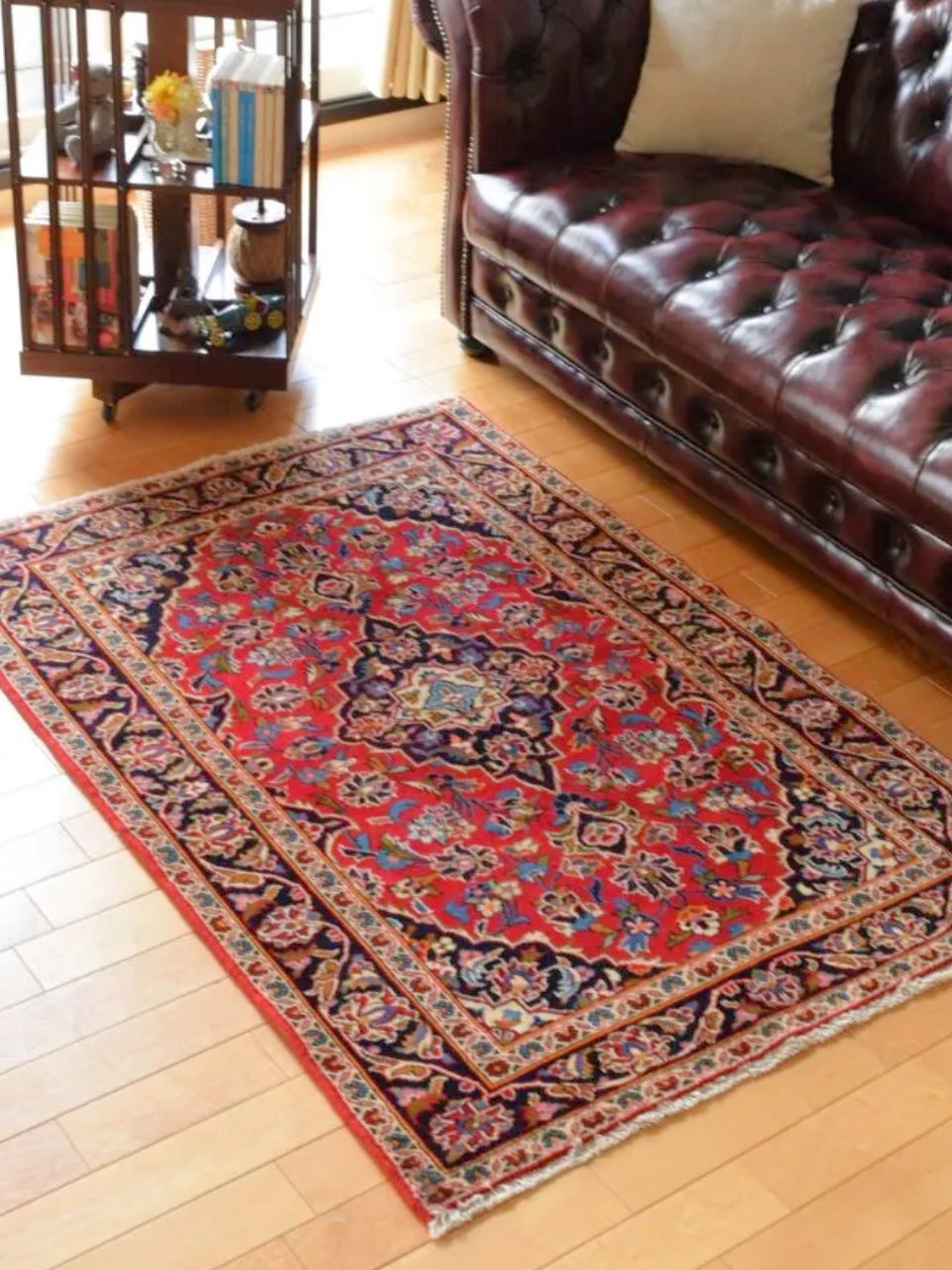 使いやすい大きさと色のオールドペルシャ絨毯、落ち着い赤と青のKashan