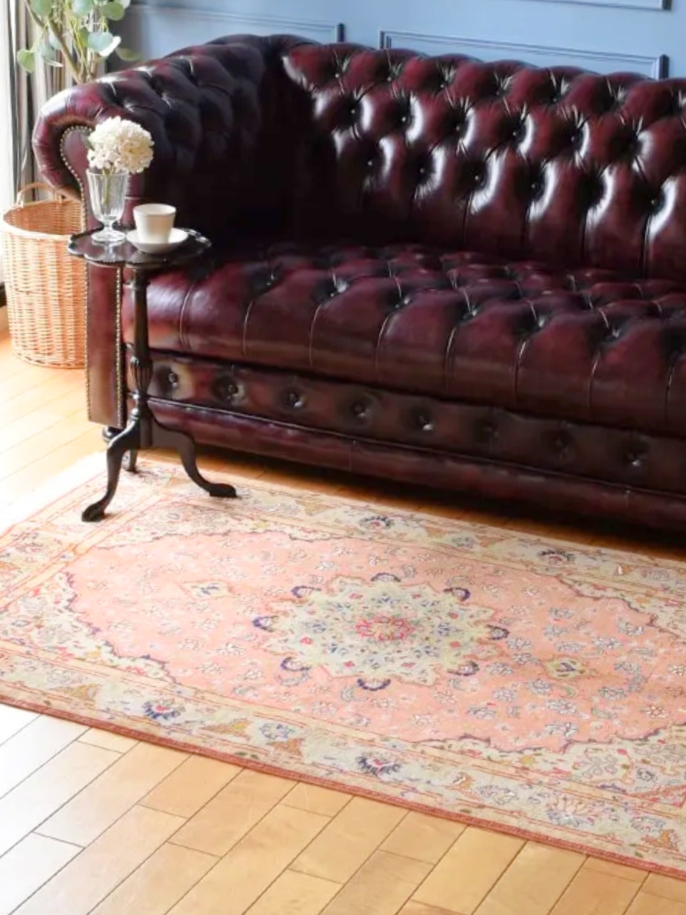 ピンク色の可愛いペルシャ絨毯、フラワーデザインのタブリーズ50Rの