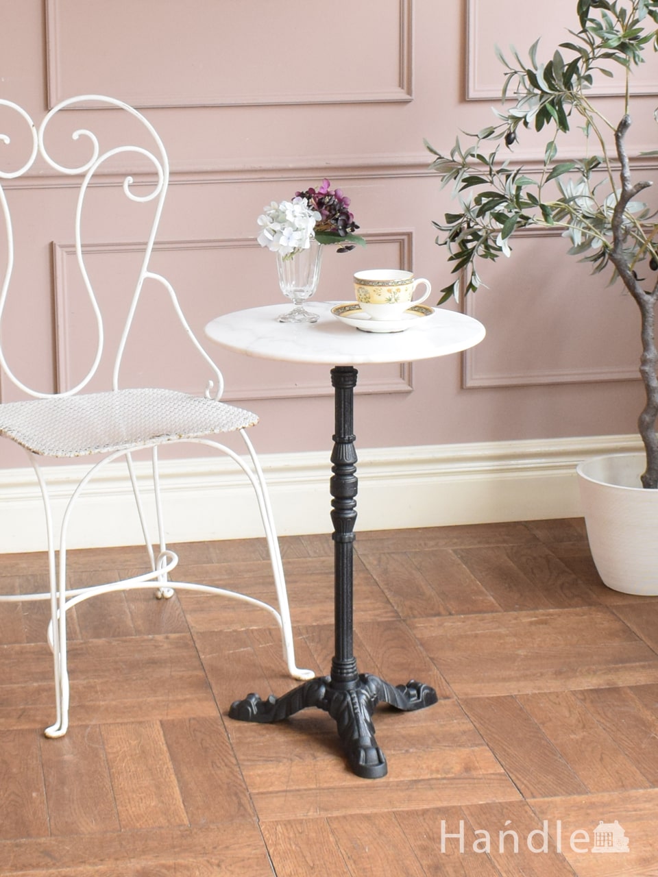 アンティーク調のおしゃれなテーブル、美しい猫足のコンソールテーブル