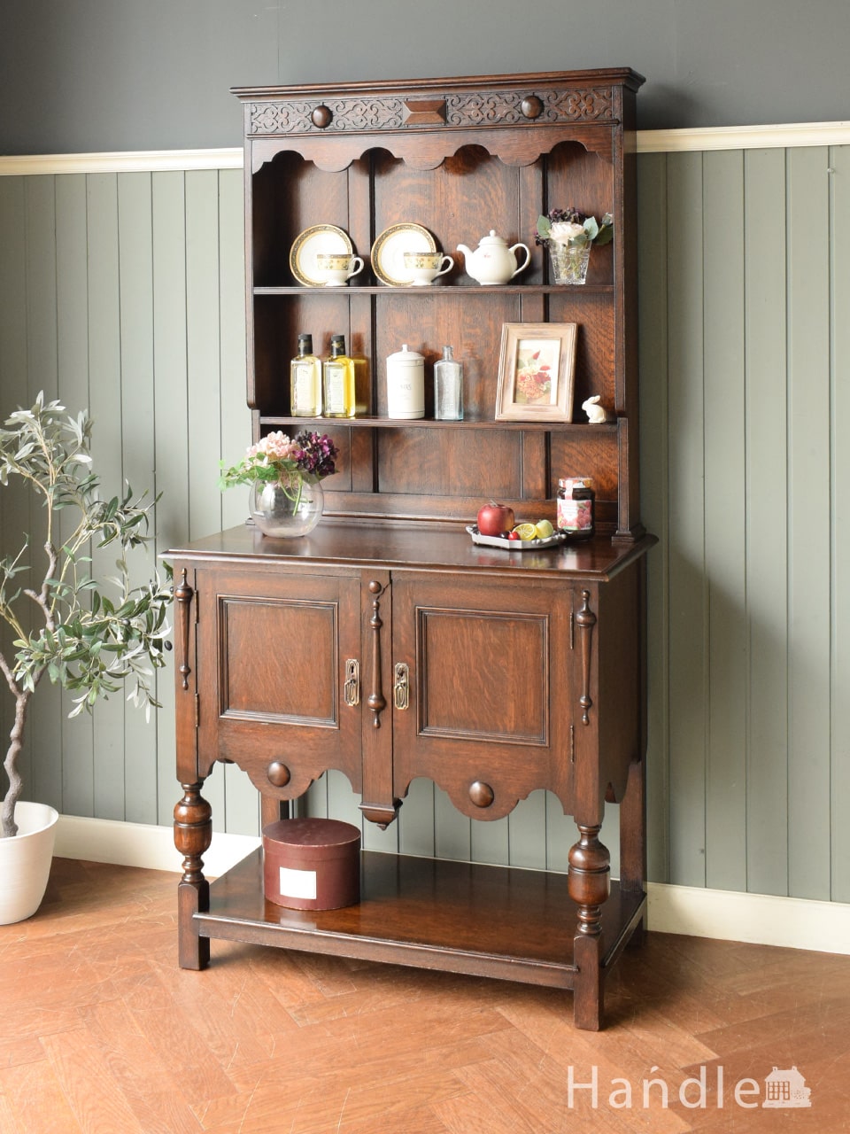 イギリスから届いたアンティークの本棚、扉が付いた収納家具オープン