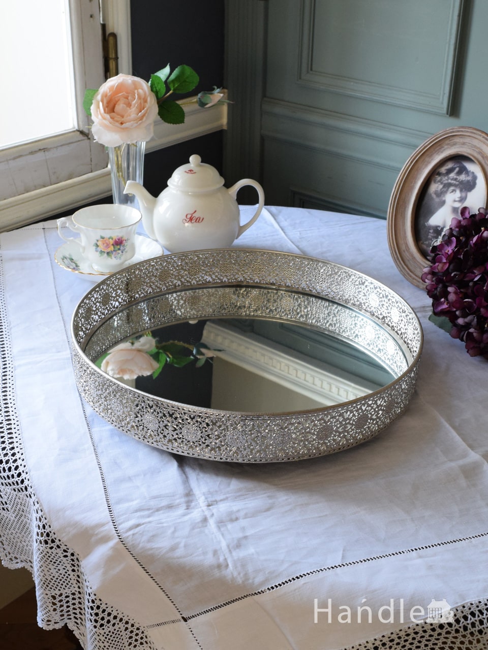 豪華な装飾が入ったおしゃれなお盆、シルバー色のミラートレイ(n22-172