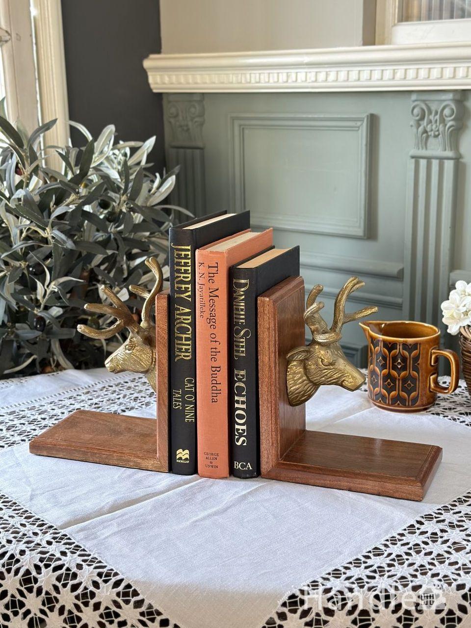 おしゃれなアンティーク調のブックエンド、鹿のオブジェのついた