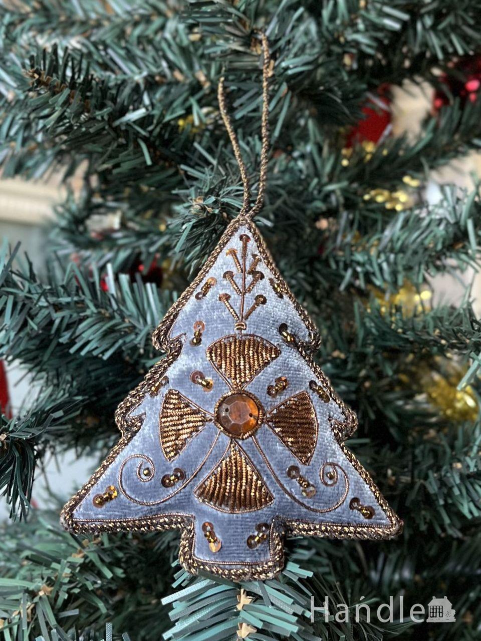 クリスマスツリーを華やかに彩ってくれる、真っ赤なツリーの形の