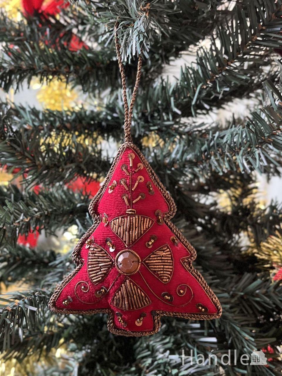 クリスマスツリーを華やかに彩ってくれる、真っ赤なツリーの形の