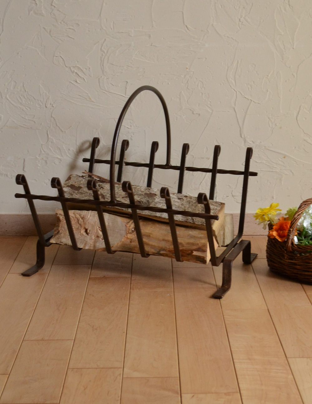 フランスから届いたアイアン製のアンティーク薪置き（薪ラック）(k