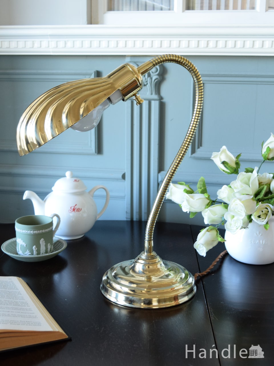 キラッと輝くゴールド色。アンティーク風のデスクランプ(電球なし)(tl