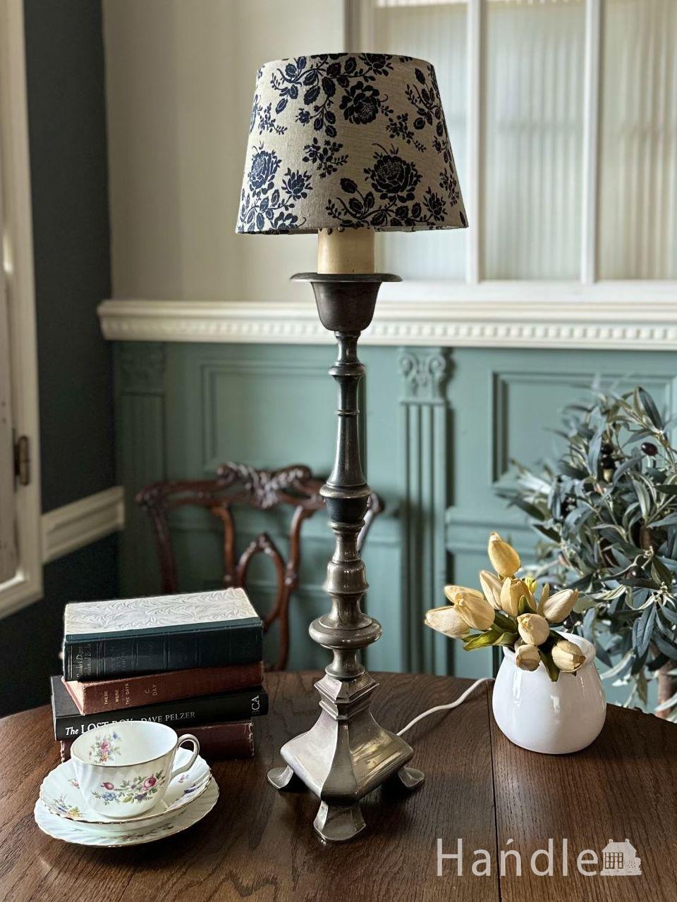 持ち手付きのアンティークのテーブルランプ、真鍮製スタンドライト