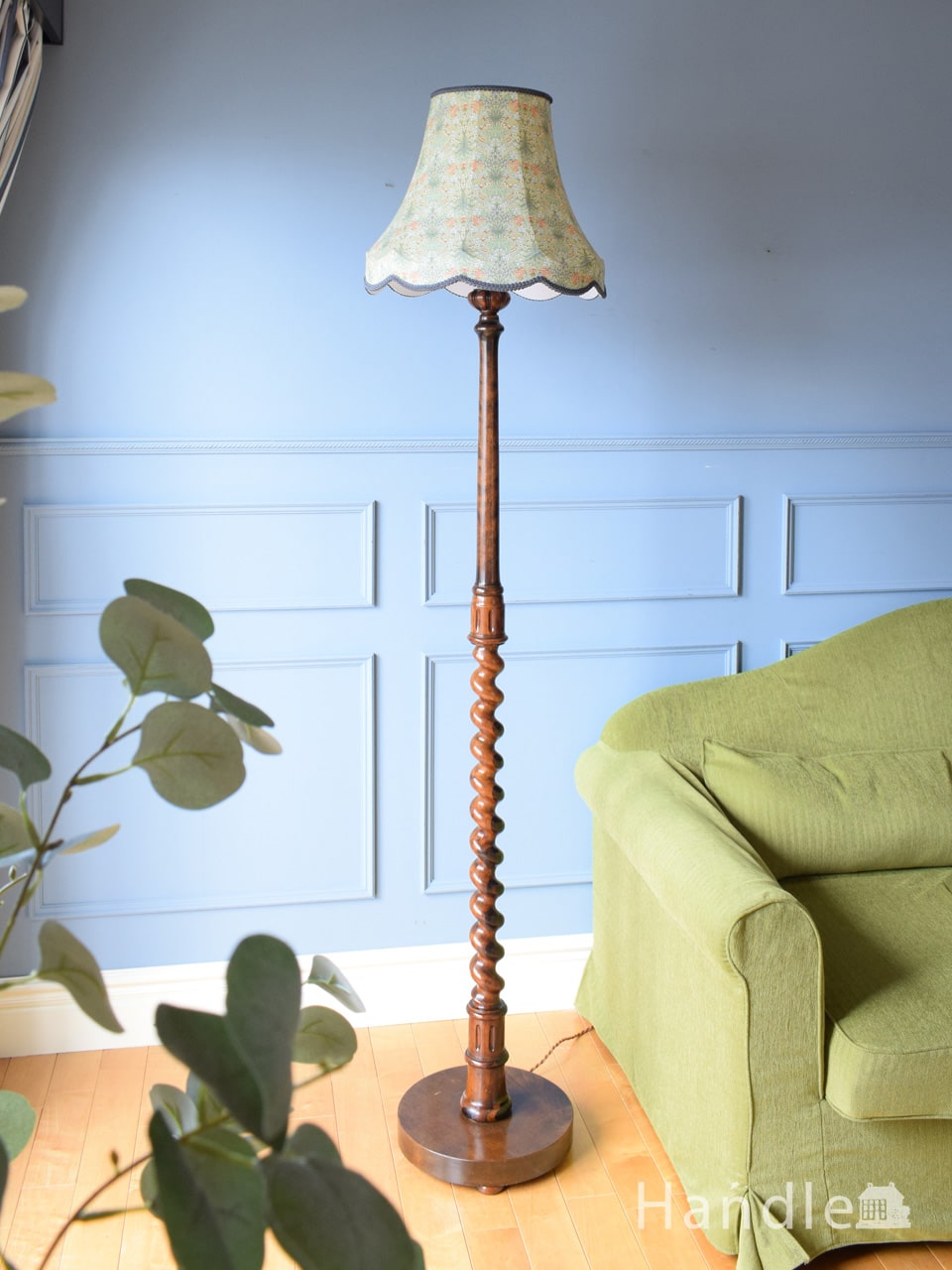 英国アンティークのおしゃれなスタンドライト、マホガニー材のフロア