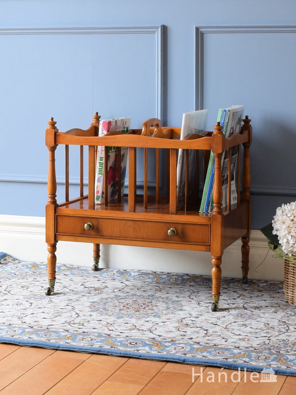 英国アンティークの雑誌収納、おしゃれに本を収納できるマガジンラック