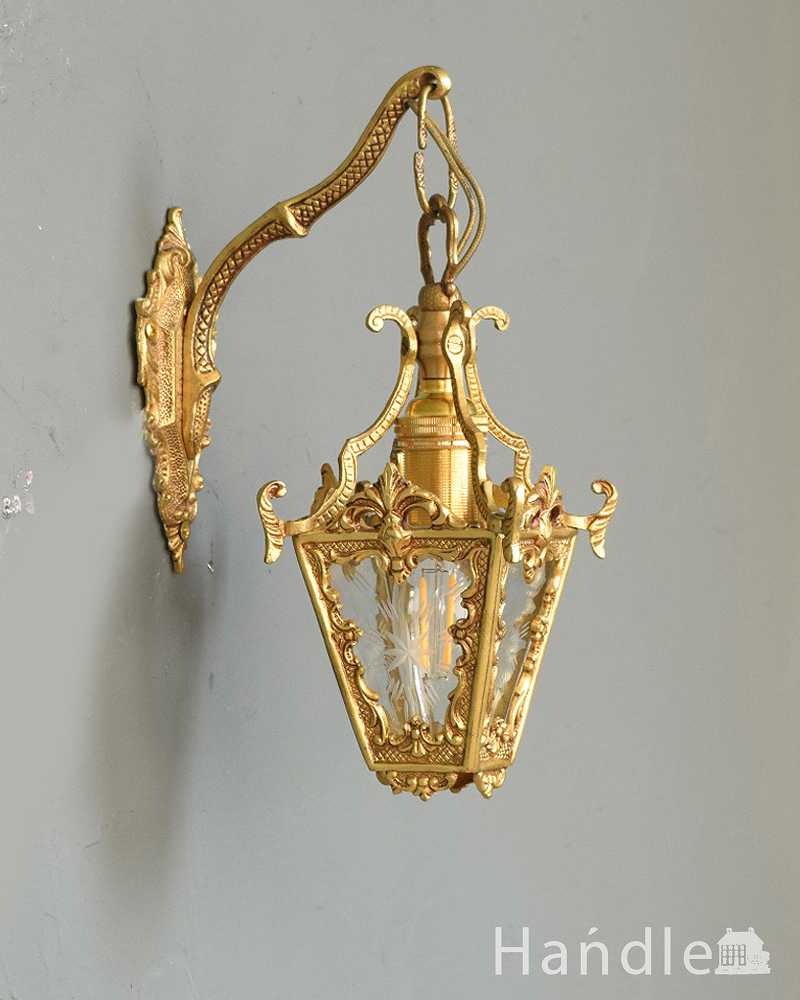 真鍮細工もガラスの模様も美しいアンティーク壁付けウォールランプ