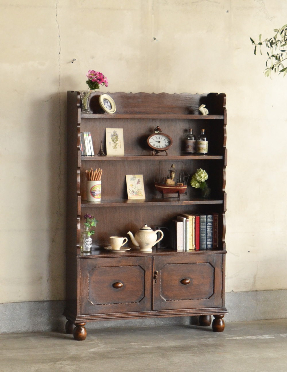 ダークブラウンのアンティーク家具、英国のブックシェルフ（本棚）(q