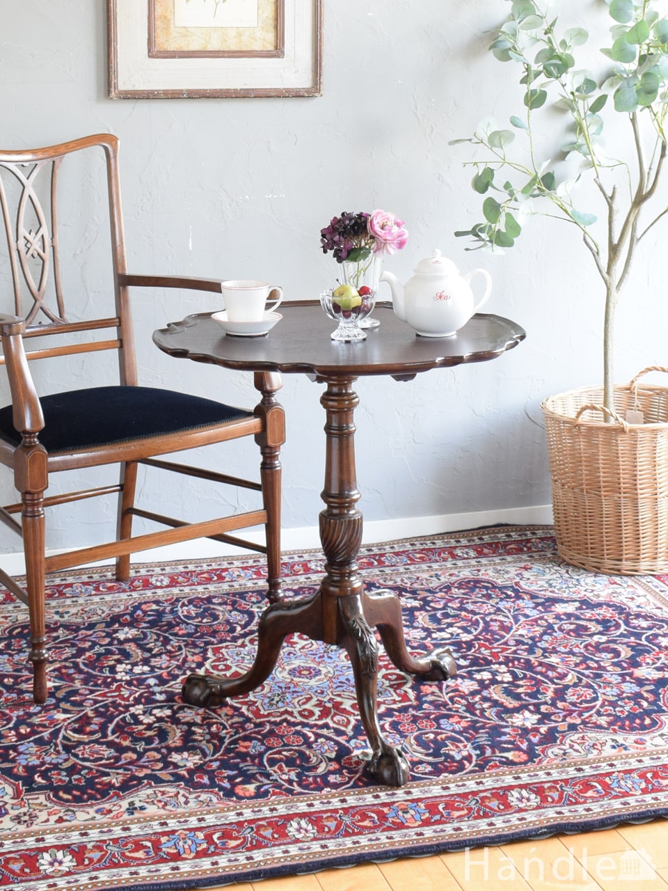 英国アンティークのオケージョナルテーブル、ウォールナットの木目が