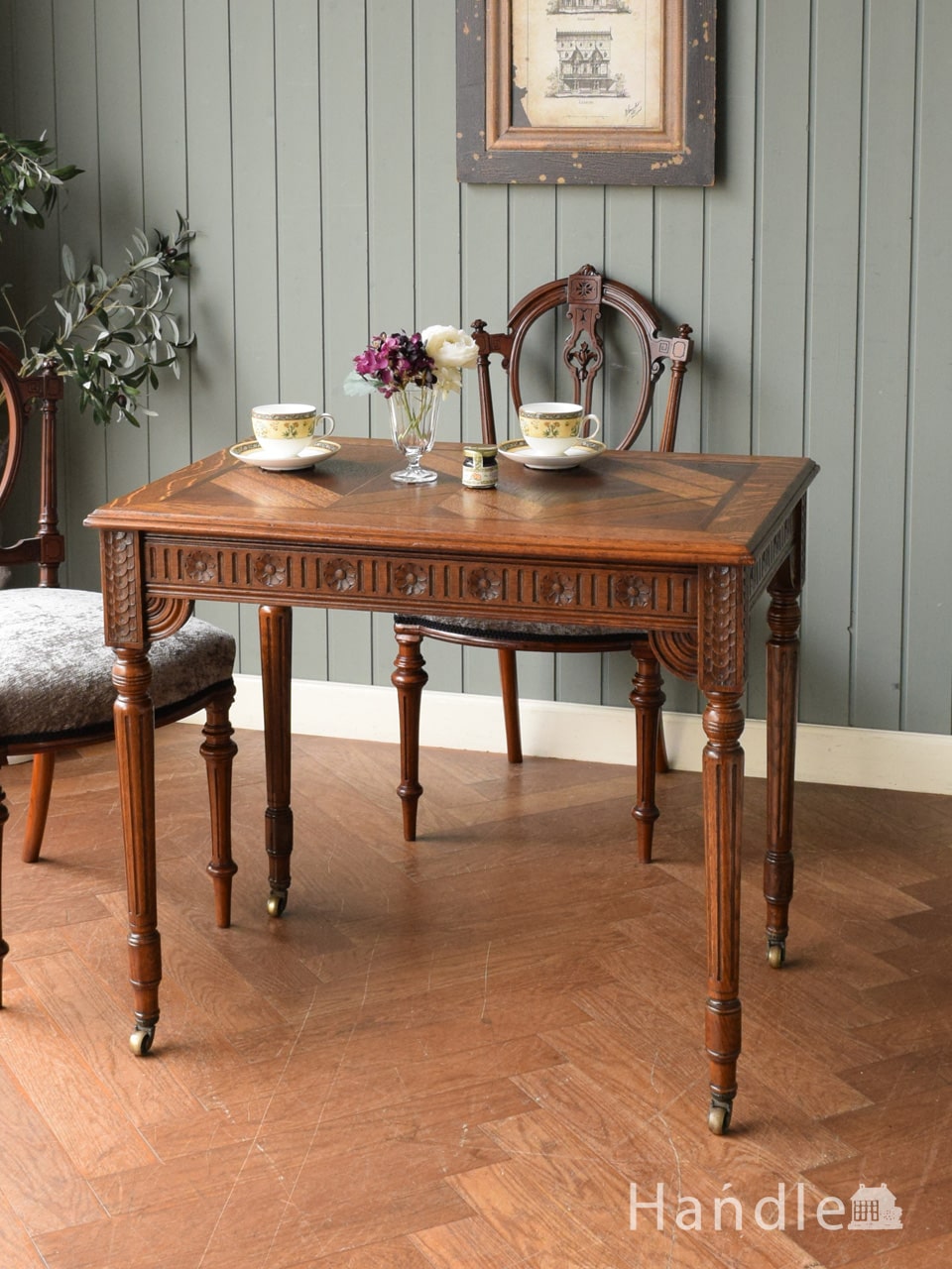 アンティークのサイドテーブル、コンパクトに収納できるティルトトップ