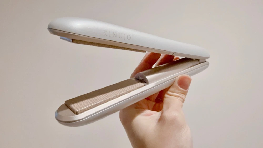 絹女の新作コードレスヘアアイロンを口コミ評価！旧作との違いも美容師