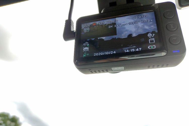 前後カメラのドライブレコーダーを取り付け。配線の隠し方を詳しく紹介