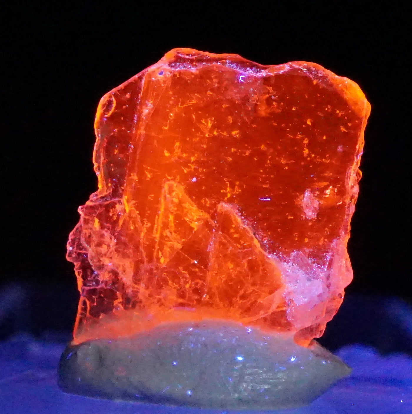 蛍光》タンザニア産 マグネシオアキシナイト – 天然石ハッピーギフト