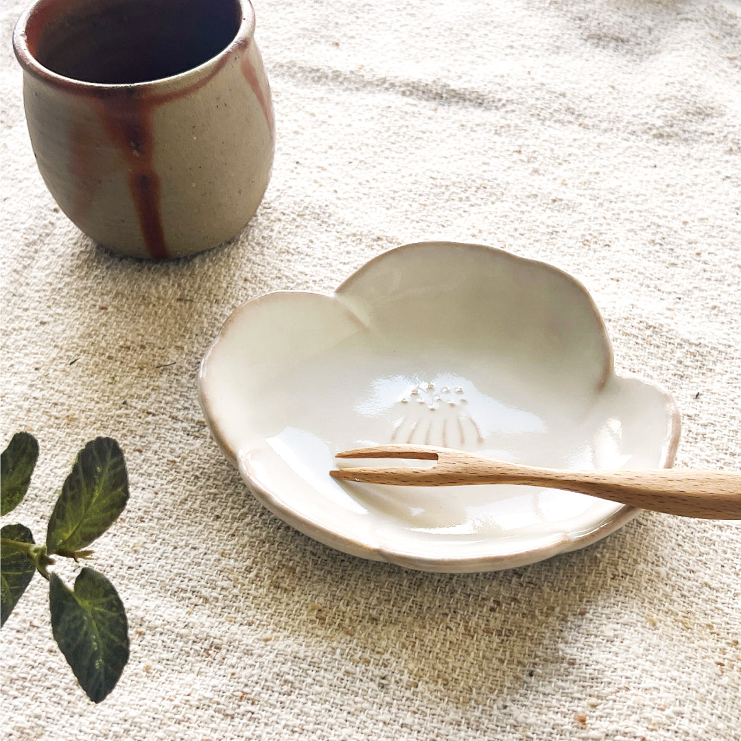 陶の杜 】椿花銘々皿 2枚セット 萩焼 – 晴れと暮らす