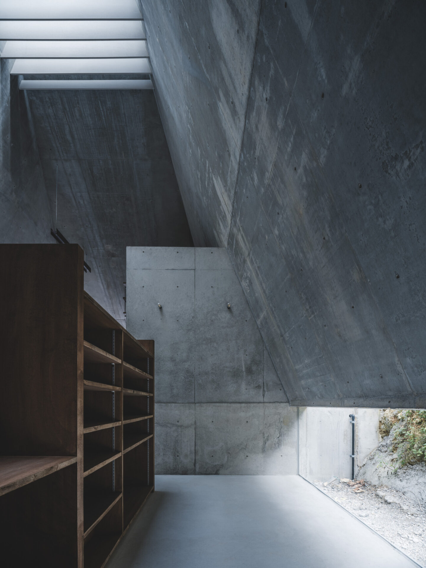 凛とした佇まいと厳かな光を宿す住まい、建築家・五十嵐理人による