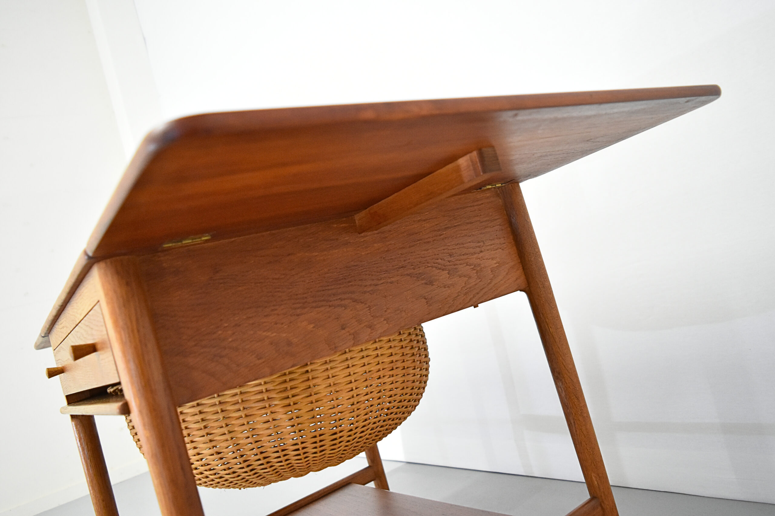 ソーイングテーブル/AT33 by Hans J.Wegner/Andreas Tuck - 橋本家具