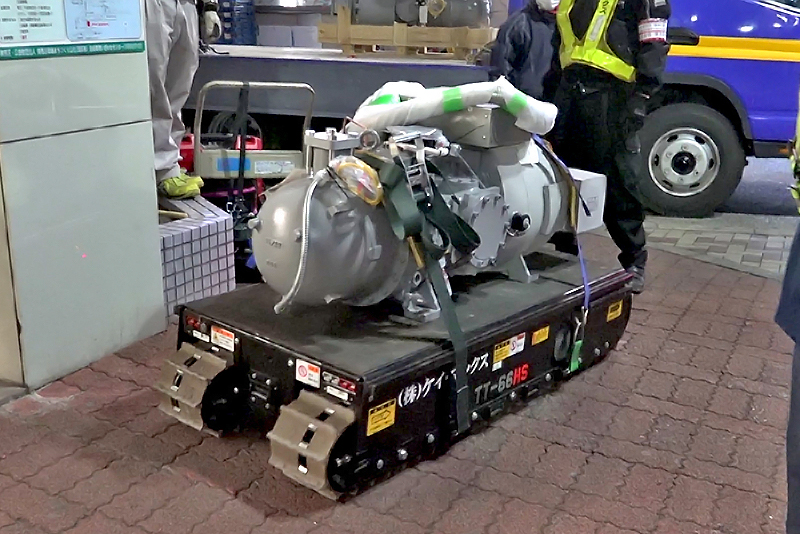 電源設備（約400kg、約100kg）の傾斜面運搬|運搬・据付事例｜ケイ