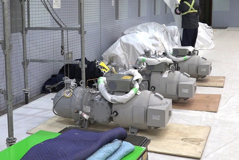 電源設備（約400kg、約100kg）の傾斜面運搬|運搬・据付事例｜ケイ