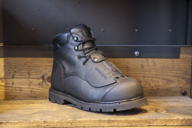 ブルーワーカーたちの譲れないスタイルは、足下にあり。 命がけの仕事